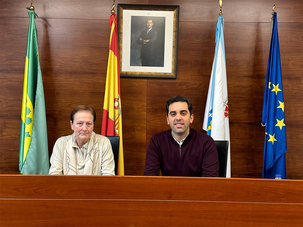 A nova xuíza, María Elena Espiñeira, xunto o alcalde de Oroso, Alex Doval