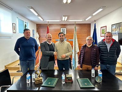 O alcalde, Alex Doval, e o presidente da Federación, Rafaél Louzán, na firma do convenio